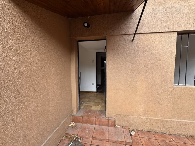 Remate Bancario | Espaciosa Casa de 2 Pisos en Macul | Lista para Remodelación : 5 Dormitorios y Gran Patio Privado