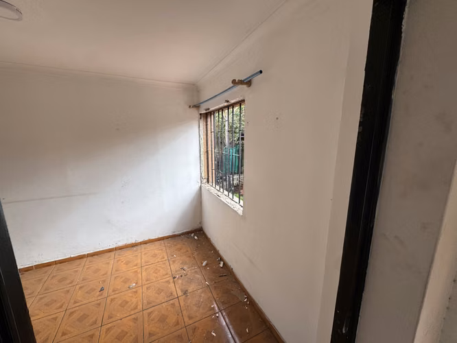 Remate Bancario | Espaciosa Casa de 2 Pisos en Macul | Lista para Remodelación : 5 Dormitorios y Gran Patio Privado