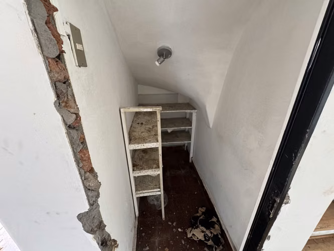 Remate Bancario | Espaciosa Casa de 2 Pisos en Macul | Lista para Remodelación : 5 Dormitorios y Gran Patio Privado