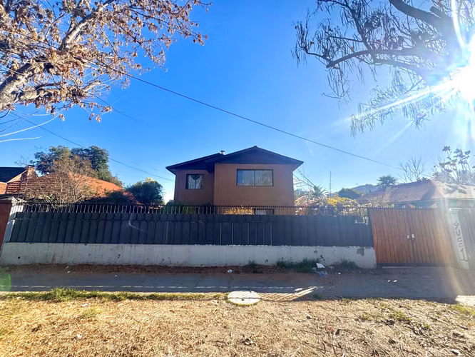 Remate Bancario | Espaciosa Casa de 2 Pisos en Macul | Lista para Remodelación : 5 Dormitorios y Gran Patio Privado