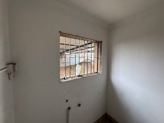 Remate Bancario | Espaciosa Casa de 2 Pisos en Macul | Lista para Remodelación : 5 Dormitorios y Gran Patio Privado