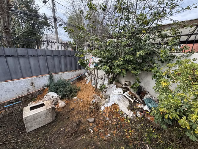 Remate Bancario | Espaciosa Casa de 2 Pisos en Macul | Lista para Remodelación : 5 Dormitorios y Gran Patio Privado