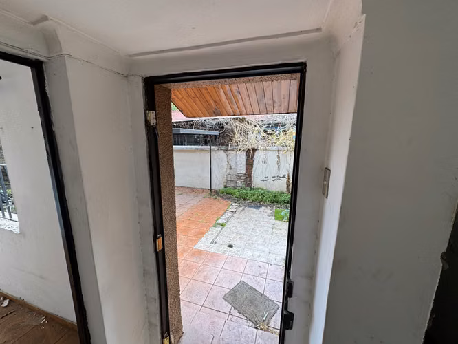 Remate Bancario | Espaciosa Casa de 2 Pisos en Macul | Lista para Remodelación : 5 Dormitorios y Gran Patio Privado