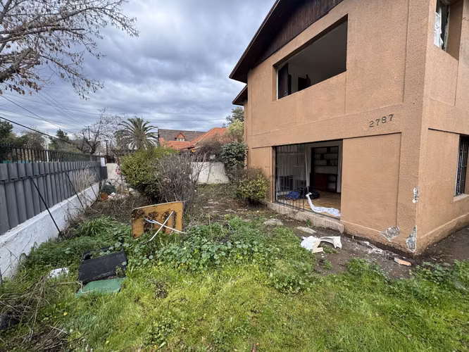 Remate Bancario | Espaciosa Casa de 2 Pisos en Macul | Lista para Remodelación : 5 Dormitorios y Gran Patio Privado