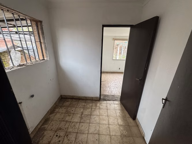 Remate Bancario | Espaciosa Casa de 2 Pisos en Macul | Lista para Remodelación : 5 Dormitorios y Gran Patio Privado