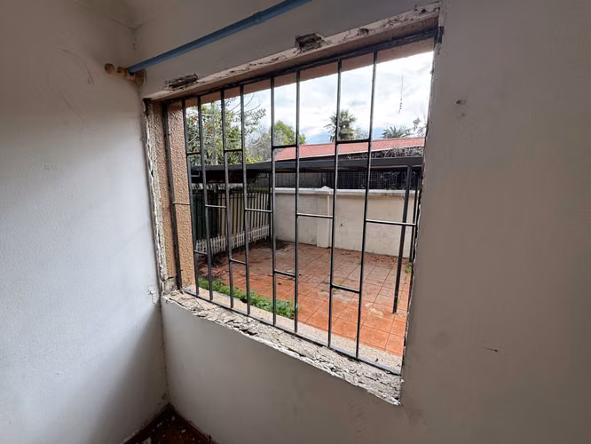 Remate Bancario | Espaciosa Casa de 2 Pisos en Macul | Lista para Remodelación : 5 Dormitorios y Gran Patio Privado