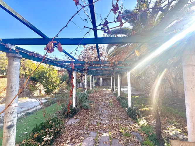 Remate Bancario | Espaciosa Casa de 2 Pisos en Macul | Lista para Remodelación : 5 Dormitorios y Gran Patio Privado