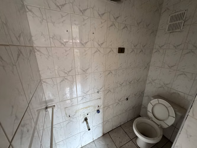 Remate Bancario | Espaciosa Casa de 2 Pisos en Macul | Lista para Remodelación : 5 Dormitorios y Gran Patio Privado