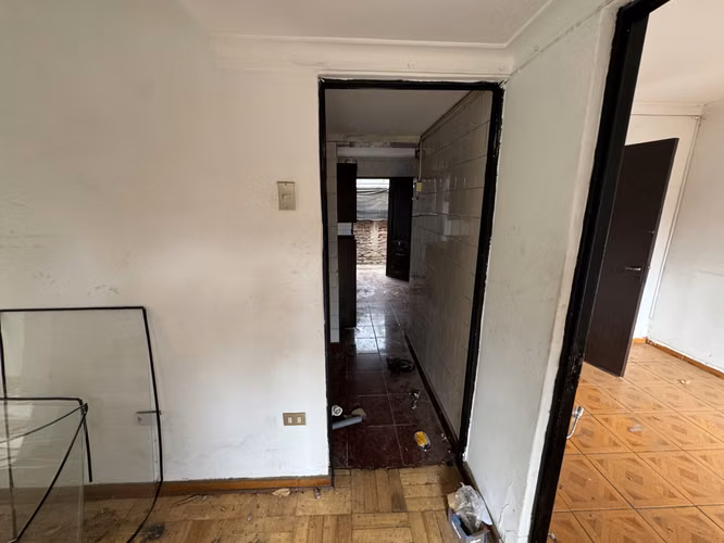 Remate Bancario | Espaciosa Casa de 2 Pisos en Macul | Lista para Remodelación : 5 Dormitorios y Gran Patio Privado