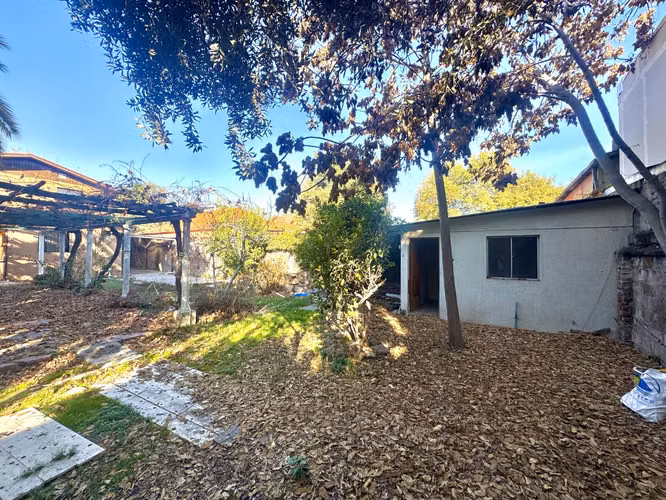 Remate Bancario | Espaciosa Casa de 2 Pisos en Macul | Lista para Remodelación : 5 Dormitorios y Gran Patio Privado