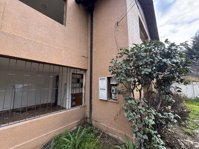 Remate Bancario | Espaciosa Casa de 2 Pisos en Macul | Lista para Remodelación : 5 Dormitorios y Gran Patio Privado