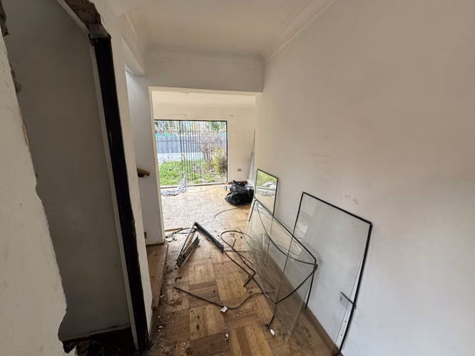 Remate Bancario | Espaciosa Casa de 2 Pisos en Macul | Lista para Remodelación : 5 Dormitorios y Gran Patio Privado
