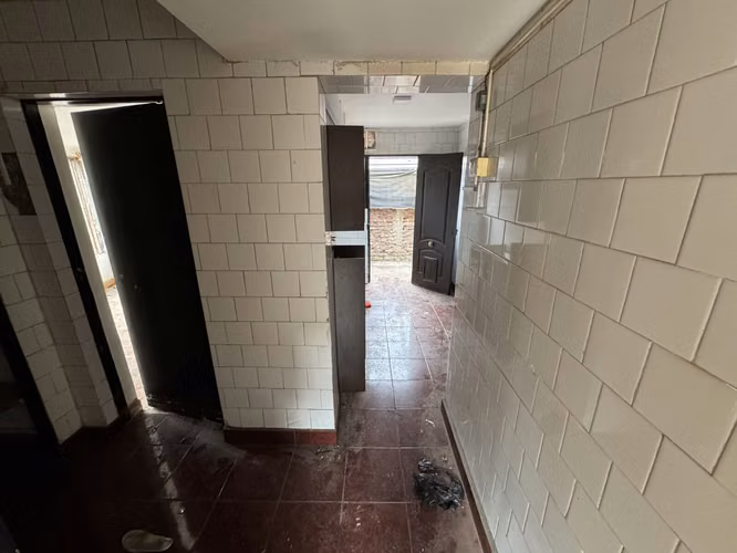 Remate Bancario | Espaciosa Casa de 2 Pisos en Macul | Lista para Remodelación : 5 Dormitorios y Gran Patio Privado