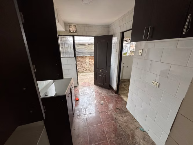 Remate Bancario | Espaciosa Casa de 2 Pisos en Macul | Lista para Remodelación : 5 Dormitorios y Gran Patio Privado