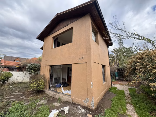 Remate Bancario | Espaciosa Casa de 2 Pisos en Macul | Lista para Remodelación : 5 Dormitorios y Gran Patio Privado