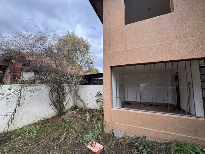 Remate Bancario | Espaciosa Casa de 2 Pisos en Macul | Lista para Remodelación : 5 Dormitorios y Gran Patio Privado