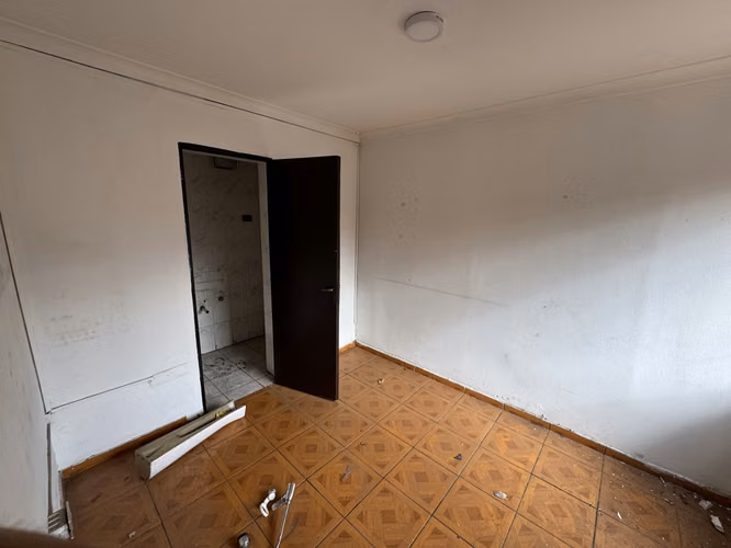Remate Bancario | Espaciosa Casa de 2 Pisos en Macul | Lista para Remodelación : 5 Dormitorios y Gran Patio Privado
