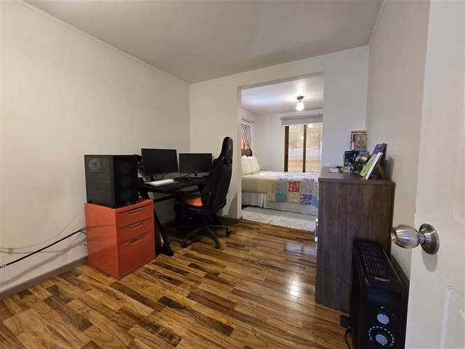 Casa en venta de 4 dorm. interior de condominio. En CDLV