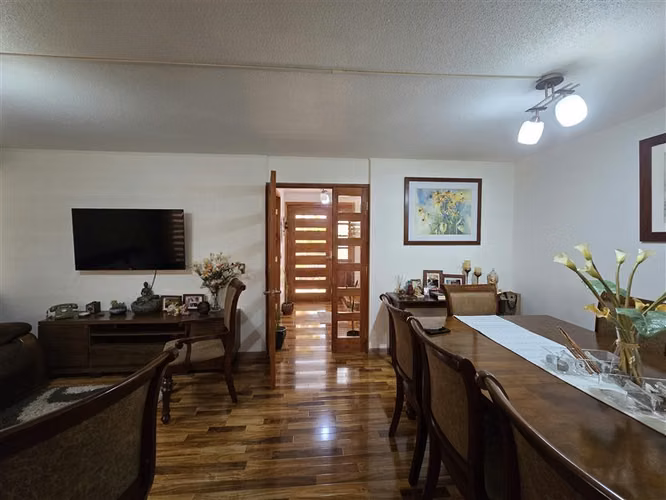 Casa en venta de 4 dorm. interior de condominio. En CDLV