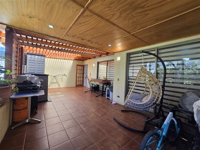 Casa en venta de 4 dorm. interior de condominio. En CDLV