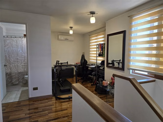 Casa en venta de 4 dorm. interior de condominio. En CDLV