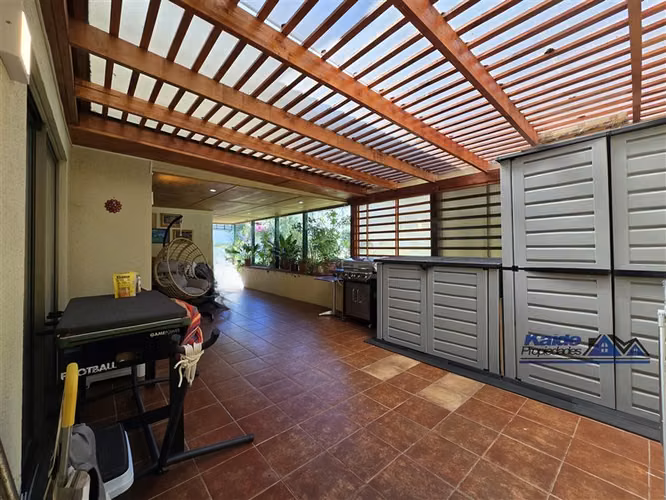 Casa en venta de 4 dorm. interior de condominio. En CDLV