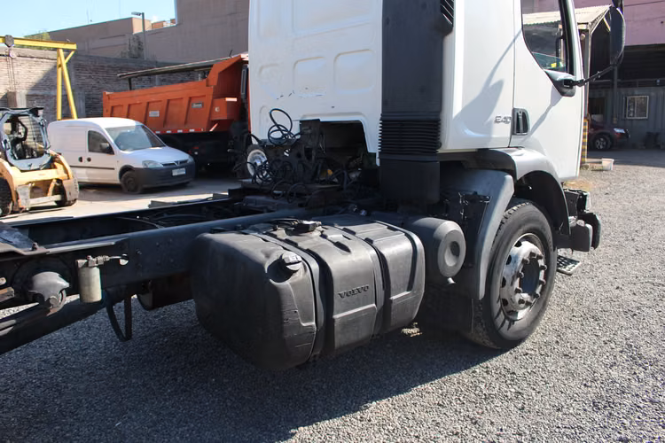 Tracto Volvo vm17 año  Hp - Imagen 9