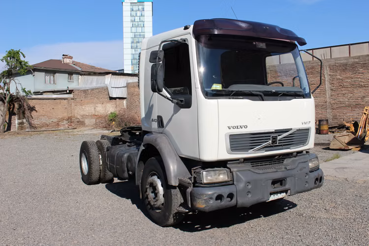 Tracto Volvo vm17 año  Hp - Imagen 2