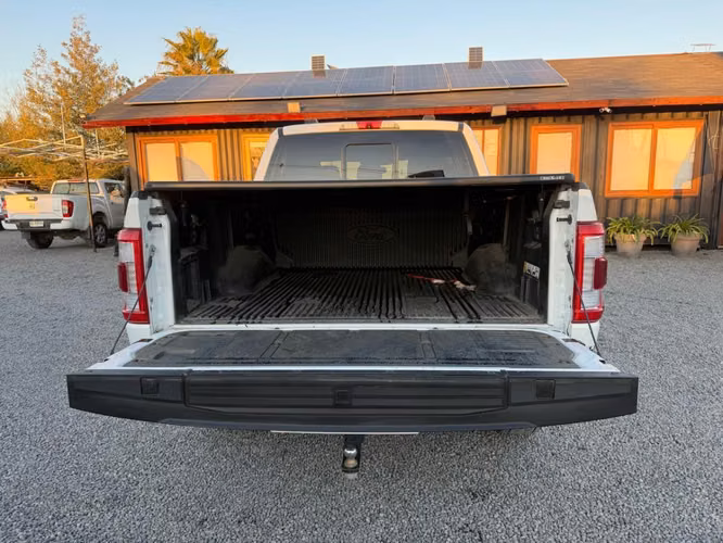 FORD F-150 LARIAT LUXURY 5.0 4X4 AT 2023 - Imagen 9