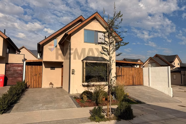 "casa familiar en chicureo norte: 3d+3b+3e+1b"