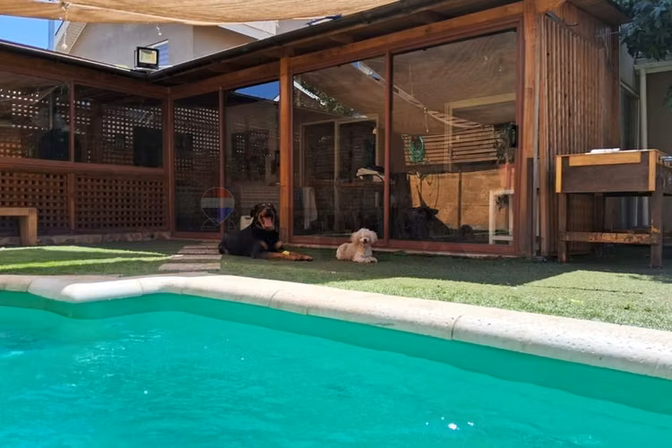 Amplia casa quincho y piscina en estancia liray
