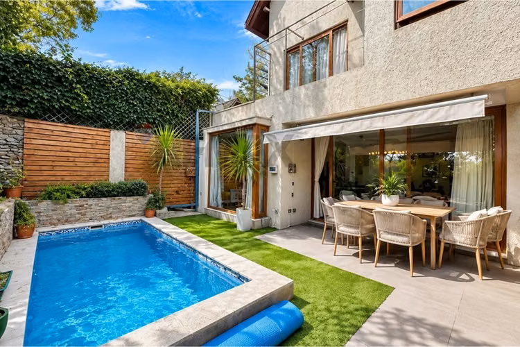 Casa en condominio / 3 niveles con piscina