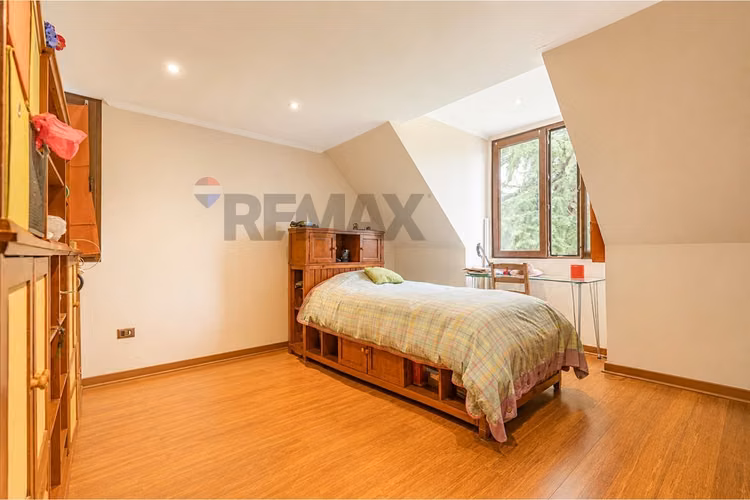 “gran casa familiar con piscina, jardín y quincho” - Imagen 17