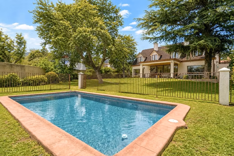 “gran casa familiar con piscina, jardín y quincho”