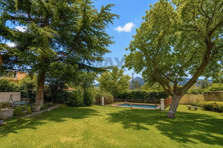 “gran casa familiar con piscina, jardín y quincho” - Imagen 36