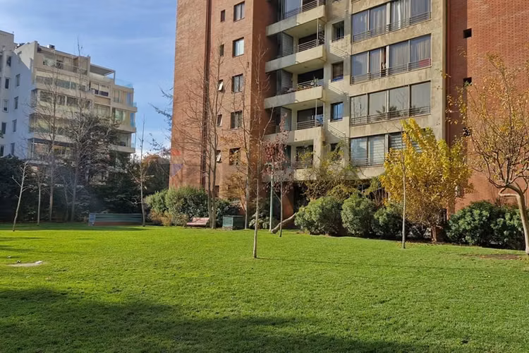 Departamento con estacionamiento y bodega