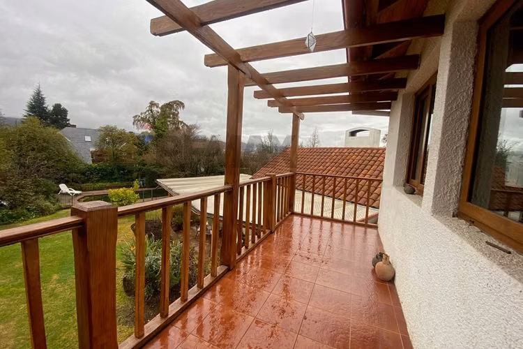 Exclusiva casa estilo chileno en lomas la dehesa