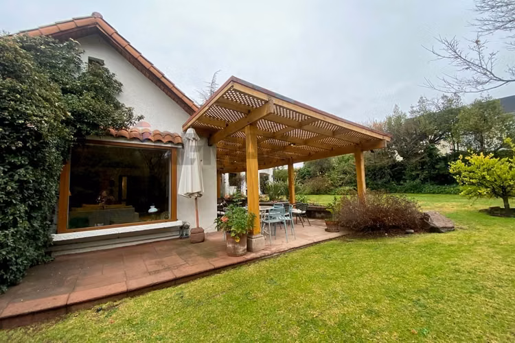 Exclusiva casa estilo chileno en lomas la dehesa