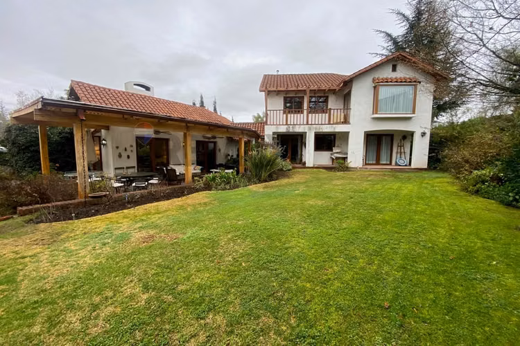 Exclusiva casa estilo chileno en lomas la dehesa