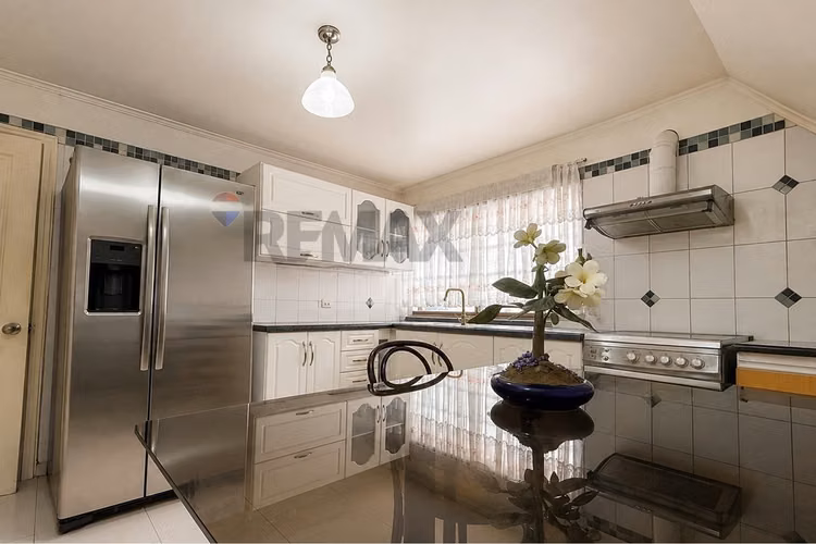 Casa de uso mixto detrás de apumanque las condes