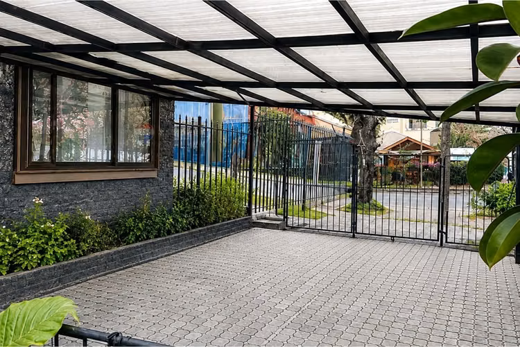 Casa de uso mixto detrás de apumanque las condes