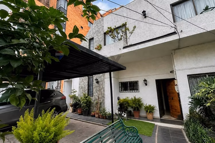 Casa de uso mixto detrás de apumanque las condes