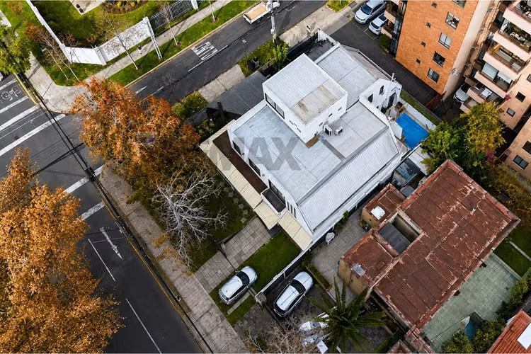 Casa de uso mixto detrás de apumanque las condes
