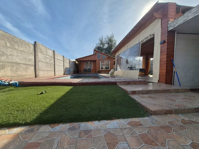 AMPLIO TERRENO CON DOS CASAS, PISCINA Y QUINCHO, ALTO JAHUEL