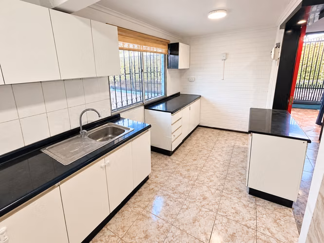 CASA FAMILIAR CON AMPLIOS ESPACIOS Y 3 ESTACIONAMIENTOS - Imagen 7