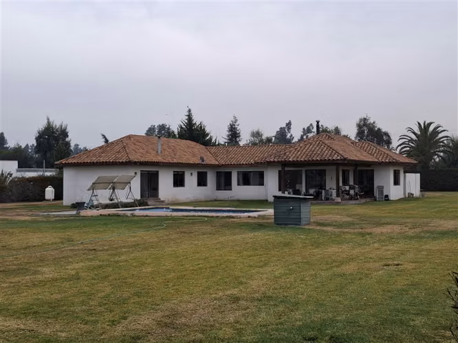 273 m2 en 5000 de terreno, 4D 4B; 3 estac. techados, piscina