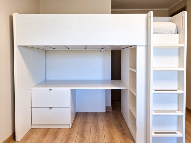 Cama alta con escritorio y clóset