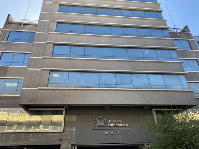 OFICINA CON ESTACIONAMIENTO Y BODEGA EDIFICIO SINERGIA, CALLE VARAS