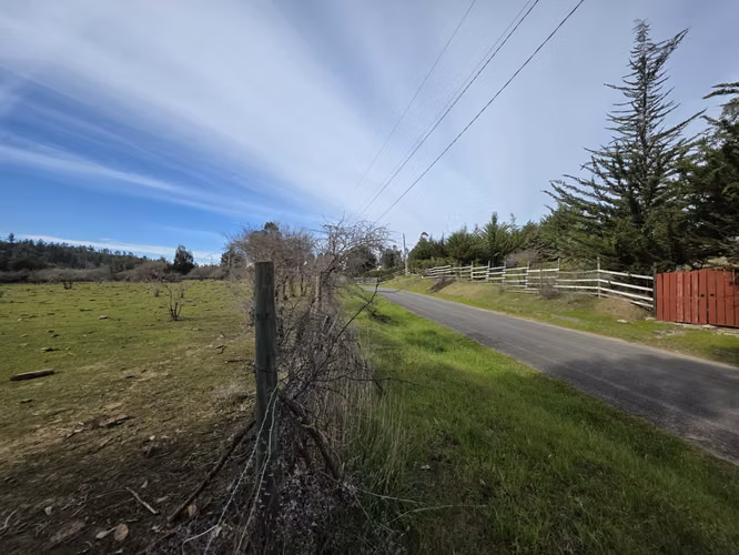 Vende terreno plano de 2 hectáreas en  Santo Domingo, San Enrique. Orilla de camino asfaltado.