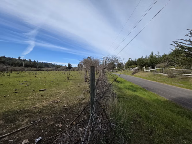 Vende terreno plano de 2 hectáreas en  Santo Domingo, San Enrique. Orilla de camino asfaltado.